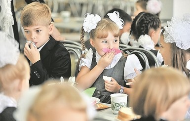 Чем кормить ребенка в школе: 7 советов диетолога