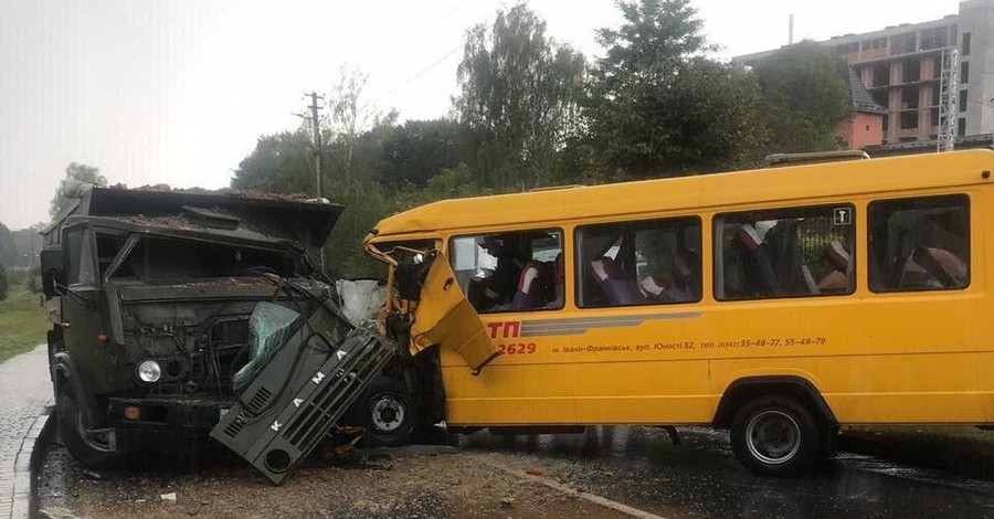 На Львовщине автобус расплющило о грузовик