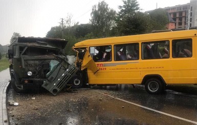 На Львовщине автобус расплющило о грузовик