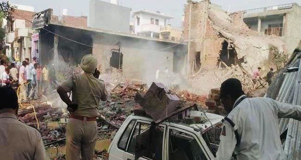 На пиротехническом заводе в Индии прогремел взрыв, погиб 21 человек