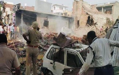 На пиротехническом заводе в Индии прогремел взрыв, погиб 21 человек
