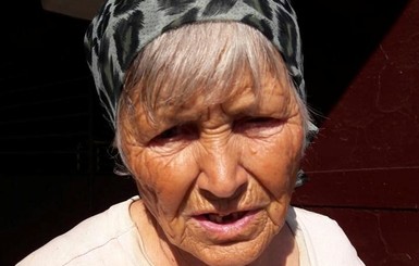 В Запорожье просят помочь слепой бабушке, которая живет на вокзале