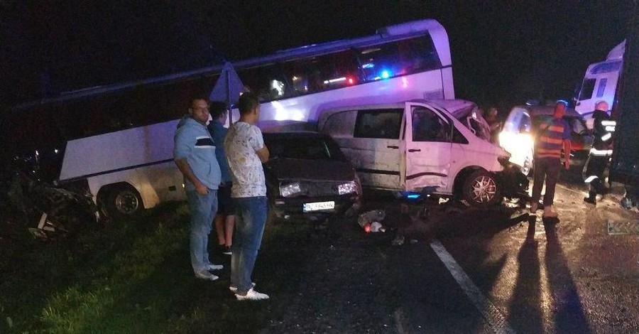 На Львовщине столкнулись автобус и машины: погиб иностранец, пострадали 11 детей