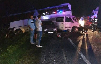 На Львовщине столкнулись автобус и машины: погиб иностранец, пострадали 11 детей