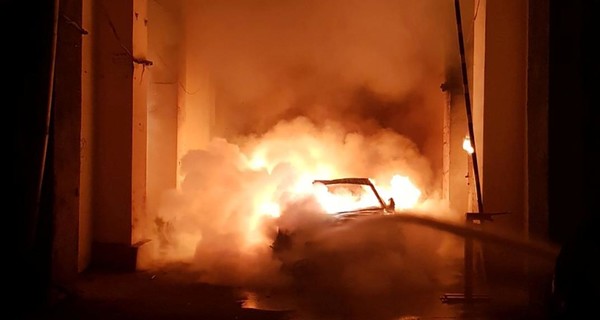 Автомобиль невестки Валерии Гонтаревой сожгли ночью в Киеве