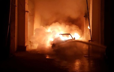 Автомобиль невестки Валерии Гонтаревой сожгли ночью в Киеве