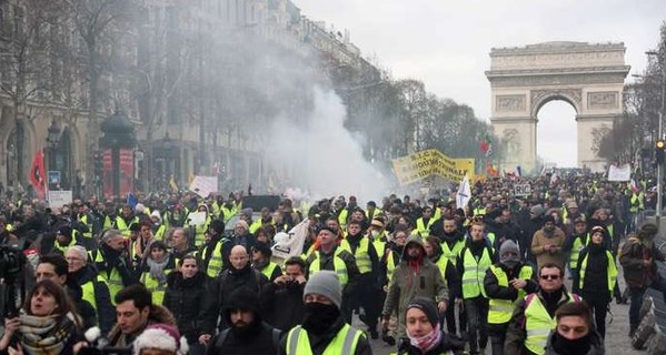 “Желтые жилеты” снова вышли на улицы Франции с протестам