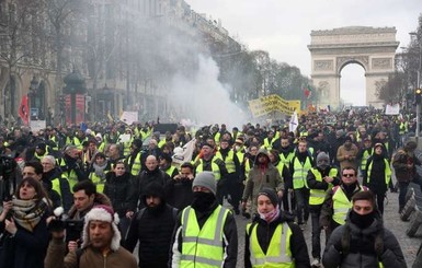 “Желтые жилеты” снова вышли на улицы Франции с протестам