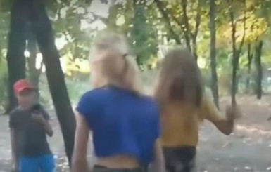 На видео попала жестокая драка девочек-подростков