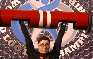 Чемпионкой мира по поднятию бревна стала мастер маникюра из Кривого Рога 