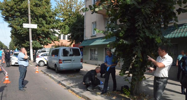 В Житомире неизвестные напали на группу инкассаторов и ранили полицейского