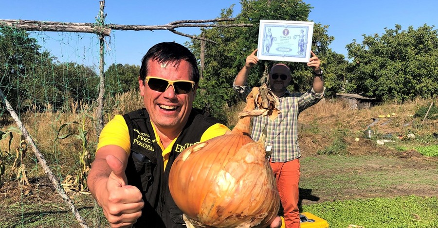 На Киевщине огородник-любитель вырастил 2-килограммовую луковицу