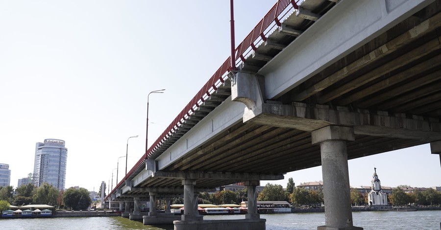 ФАКТ. Совместный заплыв: активисты и эксперты по мостостроению осмотрели ремонт Центрального моста с воды
