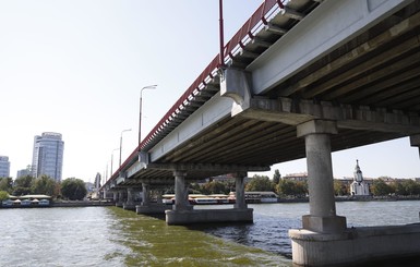 ФАКТ. Совместный заплыв: активисты и эксперты по мостостроению осмотрели ремонт Центрального моста с воды