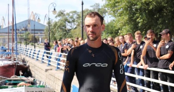 В Херсоне пловец установил рекорд, переплыв Днепр
