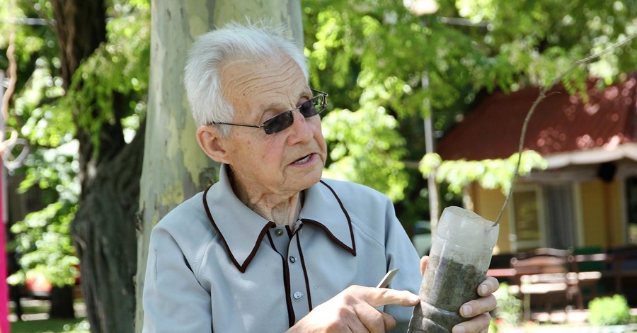 Николаевский пенсионер высадил 230 деревьев в подарок городу на день рождения