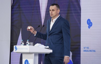 Сенцов открыл форум YES вместо Зеленского и устроил перформанс