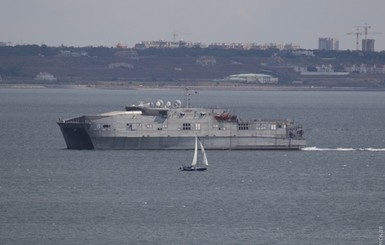 В Черное море зашел десантный катамаран США