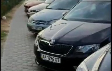 В Киеве облили кислотой около 30 припаркованных автомобилей 