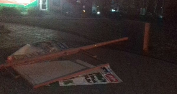 В Житомире металлический баннер упал на четырех детей 