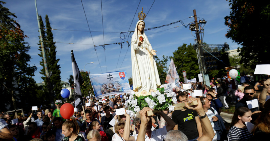 Десятки тысяч жителей Словакии выступили против абортов