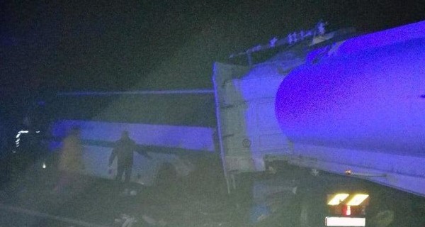 Автоцистерна врезалась в автобус на трассе Киев-Чоп: 9 погибших