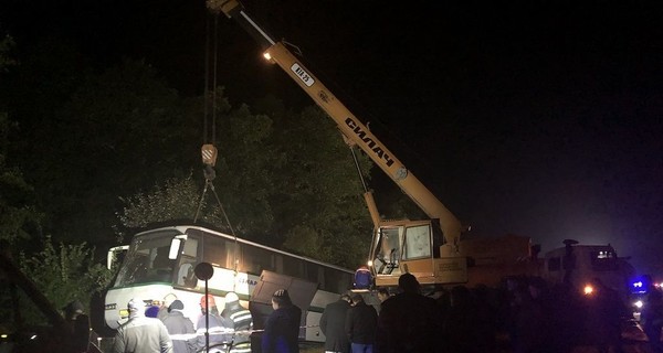 Как вы считаете, почему у нас в стране на дорогах гибнет так много людей?  