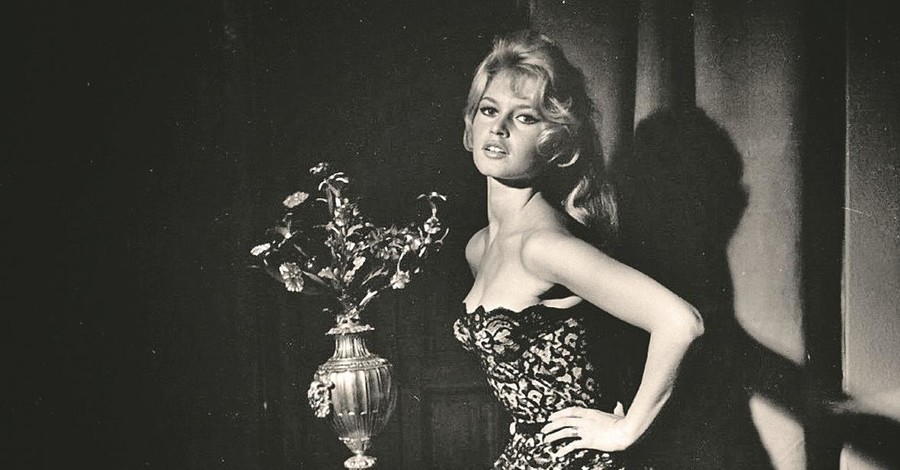 Голая Бриджит Бардо (Brigitte Bardot) видео