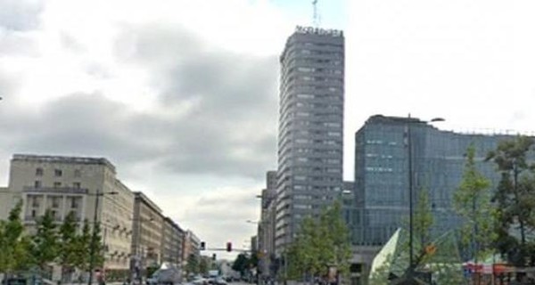 В Польше мужчина выпрыгнул из небоскреба и упал на голову украинцу