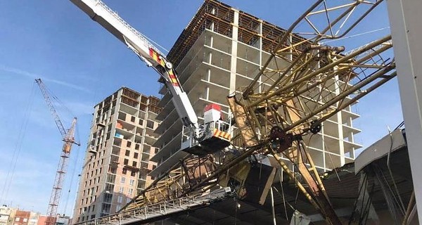 Во Львове строительный кран упал на торговый центр