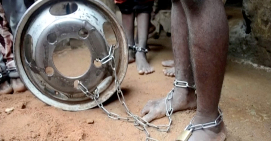 В Нигерии освободили 300 детей, которых приковывали цепями и пытали