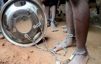 В Нигерии освободили 300 детей, которых приковывали цепями и пытали