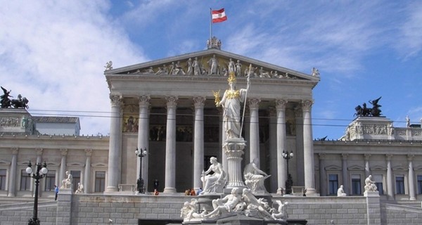 В Австрии начались досрочные выборы в парламент