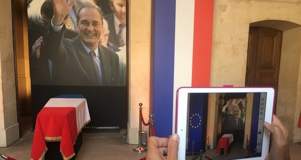 Париж прощается с Жаком Шираком: люди стоят под дождем и фотографируют гроб 