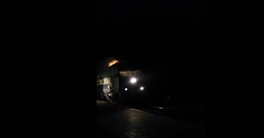 В Рубежном на ходу загорелся пассажирский поезд