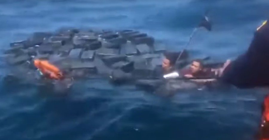Трое наркоторговцев плавали на пакетах с кокаином после кораблекрушения