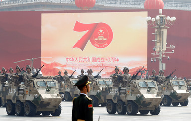 Военный парад и протесты: Китайской Народной Республике исполнилось 70 лет