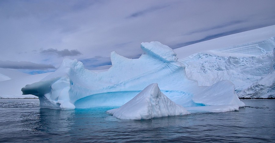 От Антарктиды откололся айсберг с рекордным весом