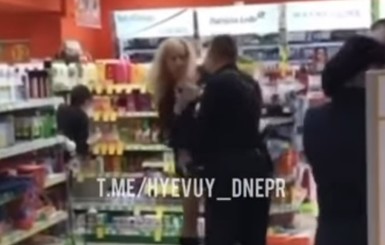 В Днепре полицейский напал на женщину в магазине  