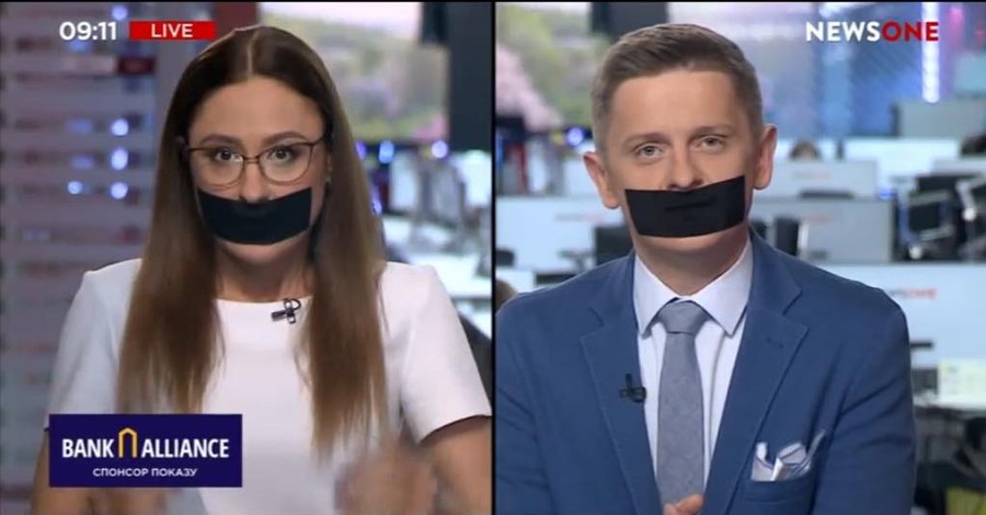 В Украине журналисты нескольких телеканалов заклеили себе рты в прямом эфире