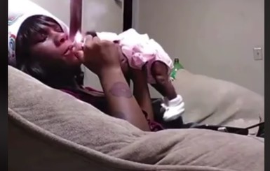 Американка в прямом эфире закурила рядом с новорожденной дочерью и швырнула ее на подушку
