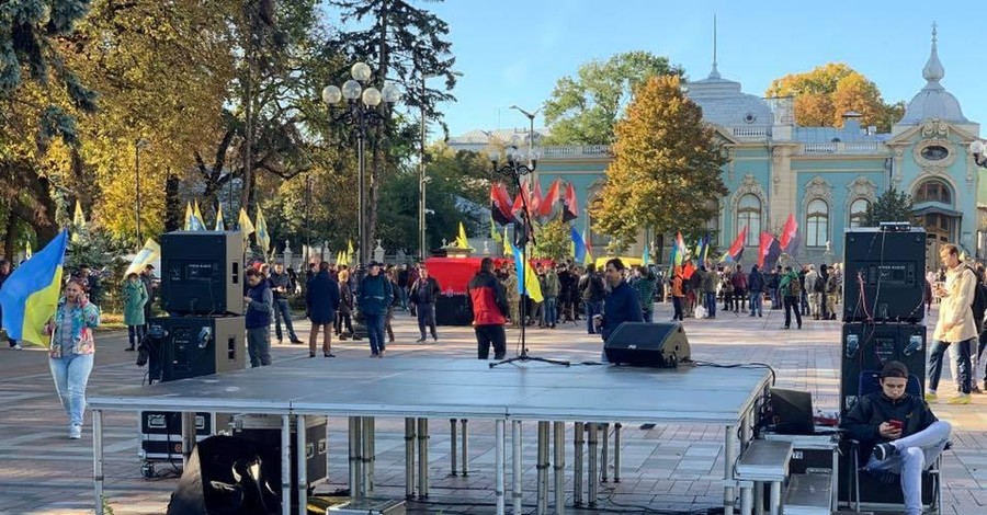 Евробляхеры под Радой требуют доступной растаможки