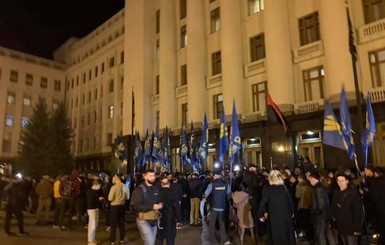 В Киеве под Офисом президента активисты зажгли файеры
