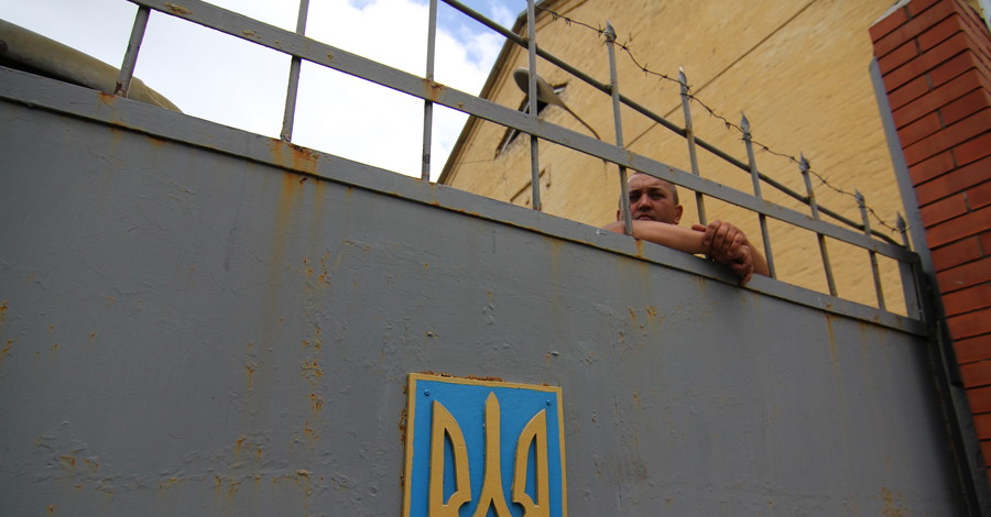 Сдавшихся в плен украинских военных лишат денег и званий