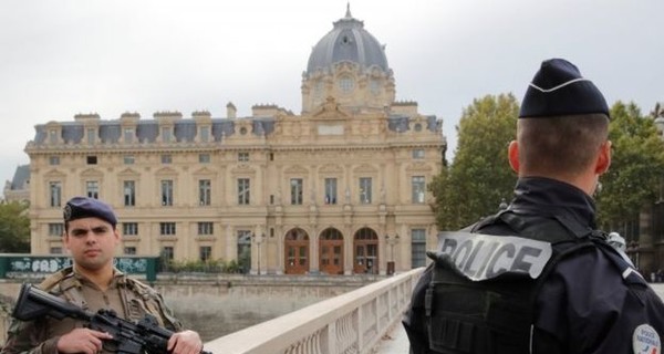 Во Франции работник полиции зарезал четырех коллег, после чего его застрелили
