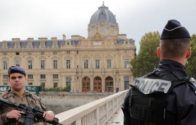 Во Франции работник полиции зарезал четырех коллег, после чего его застрелили
