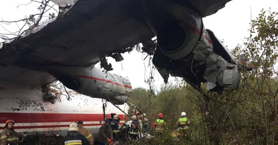 Подробности крушения самолета под Львовом: груз раздавил экипаж