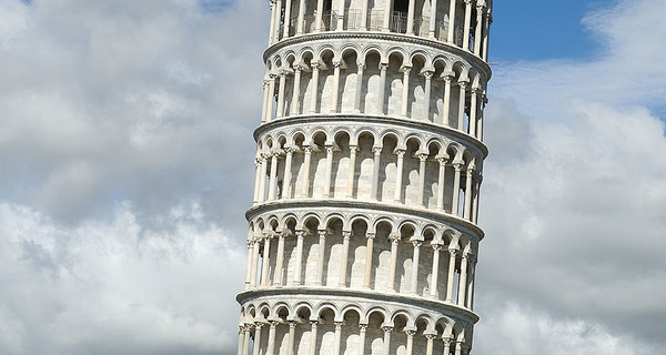 В Италии задержали американцев за порчу Пизанской башни
