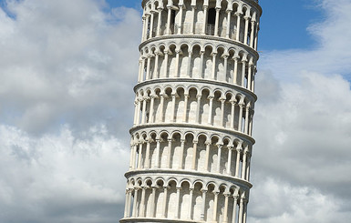 В Италии задержали американцев за порчу Пизанской башни