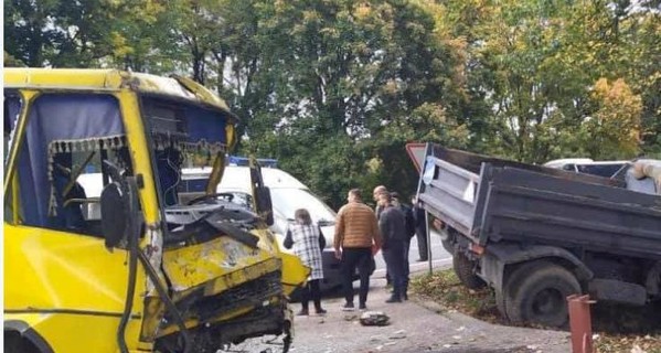 Под Львовом столкнулись автобус и грузовик: погиб пассажир, еще 12 - в больнице